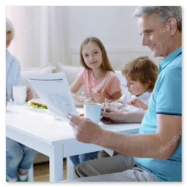 Ruhiger Moment beim Lesen mit Unterstützung