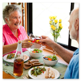 Gemeinsames Mittagessen an einem großen Tisch
