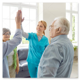 Lächelnde Gäste bei einer Gruppenaktivität